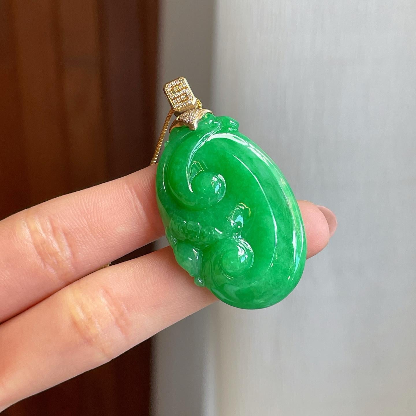 18k 金扣头糯冰种满绿翡翠如意（yc323098）