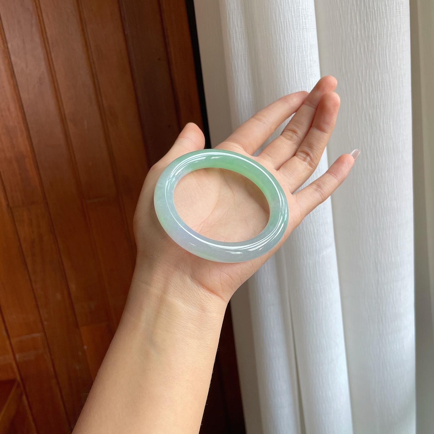 冰种晴绿底翡翠圆条手镯（55mm）（yc314117）
