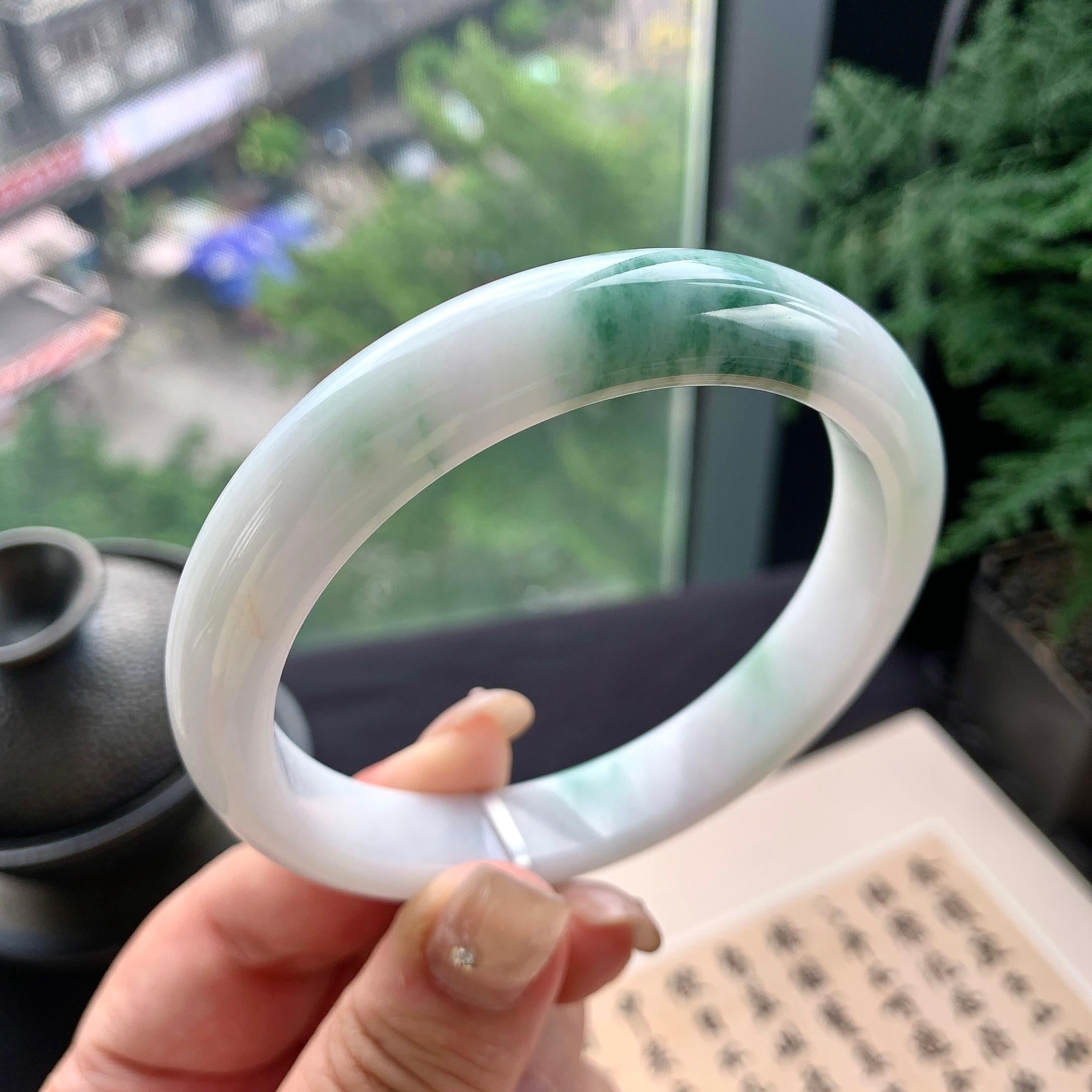 大圈口 细糯种飘绿花正圈平安镯 62.3圈口 天然缅甸A货翡翠（yc477610）