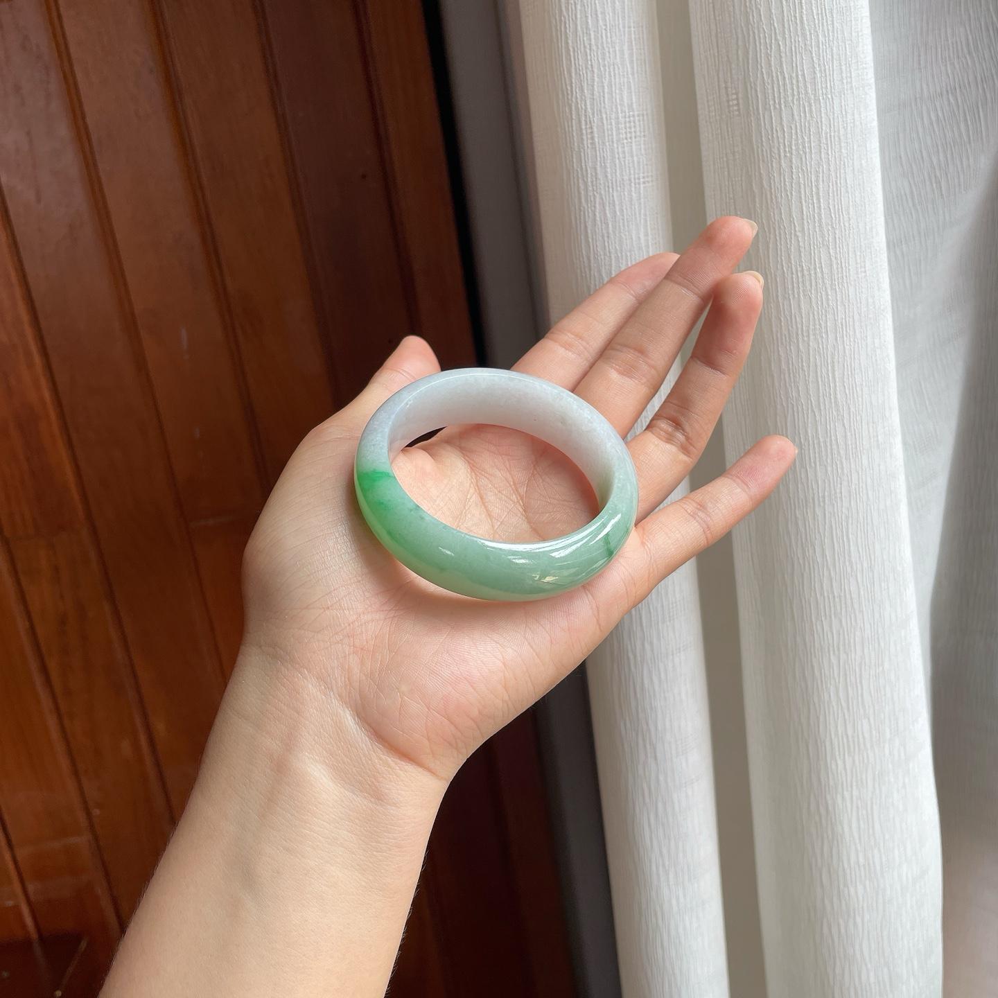 糯冰淡春底带色翡翠宽版镯（52.5mm）（yc400211）