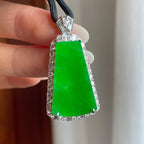 18k金镶糯冰种满绿翡翠无事牌（yc258422）