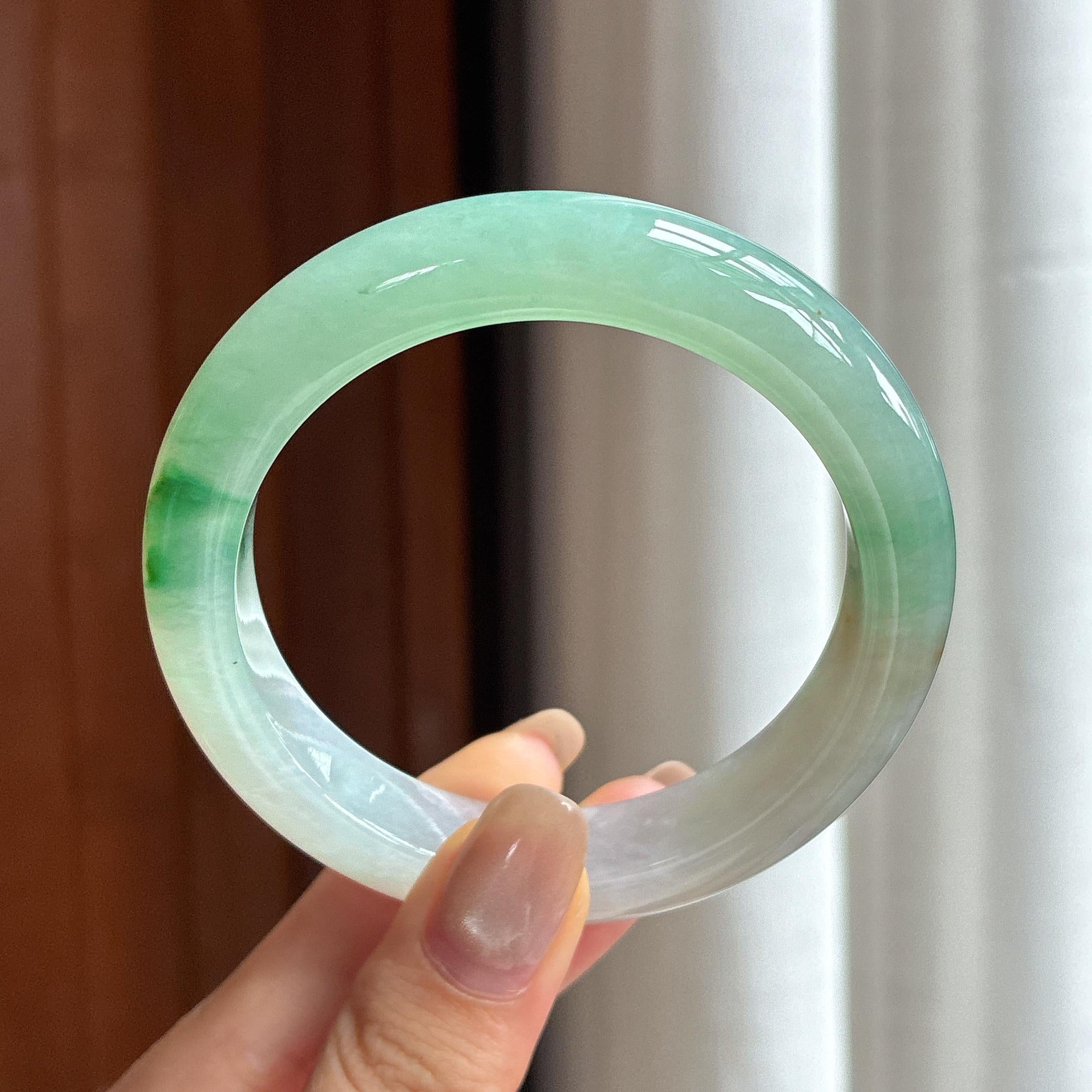 Vòng tay an bình bằng ngọc phỉ thúy Miến Điện tự nhiên loại A, đáy xanh trong, hoa bay, kích thước 55