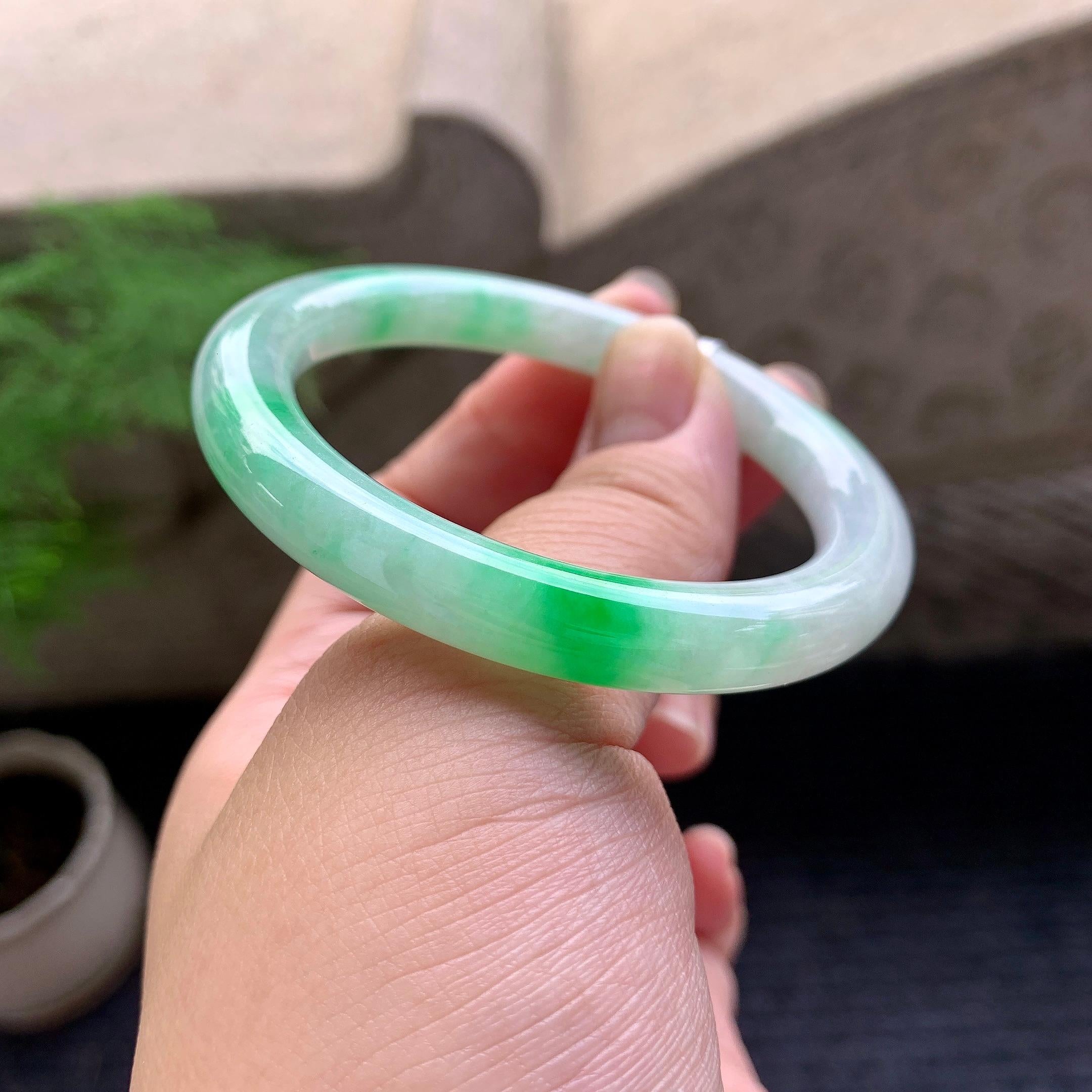 细糯种飘阳绿圆条手镯（50.7mm）（yc195954）