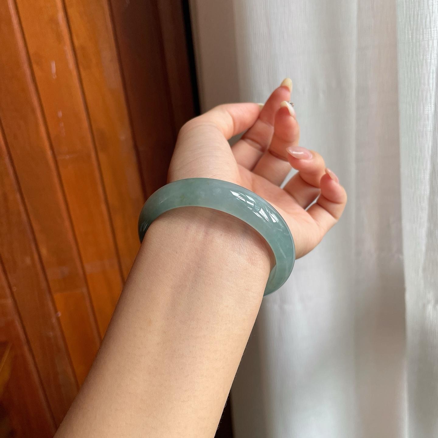 糯冰种湖水绿带黄翡翡翠平安镯（56mm）（yc216819）