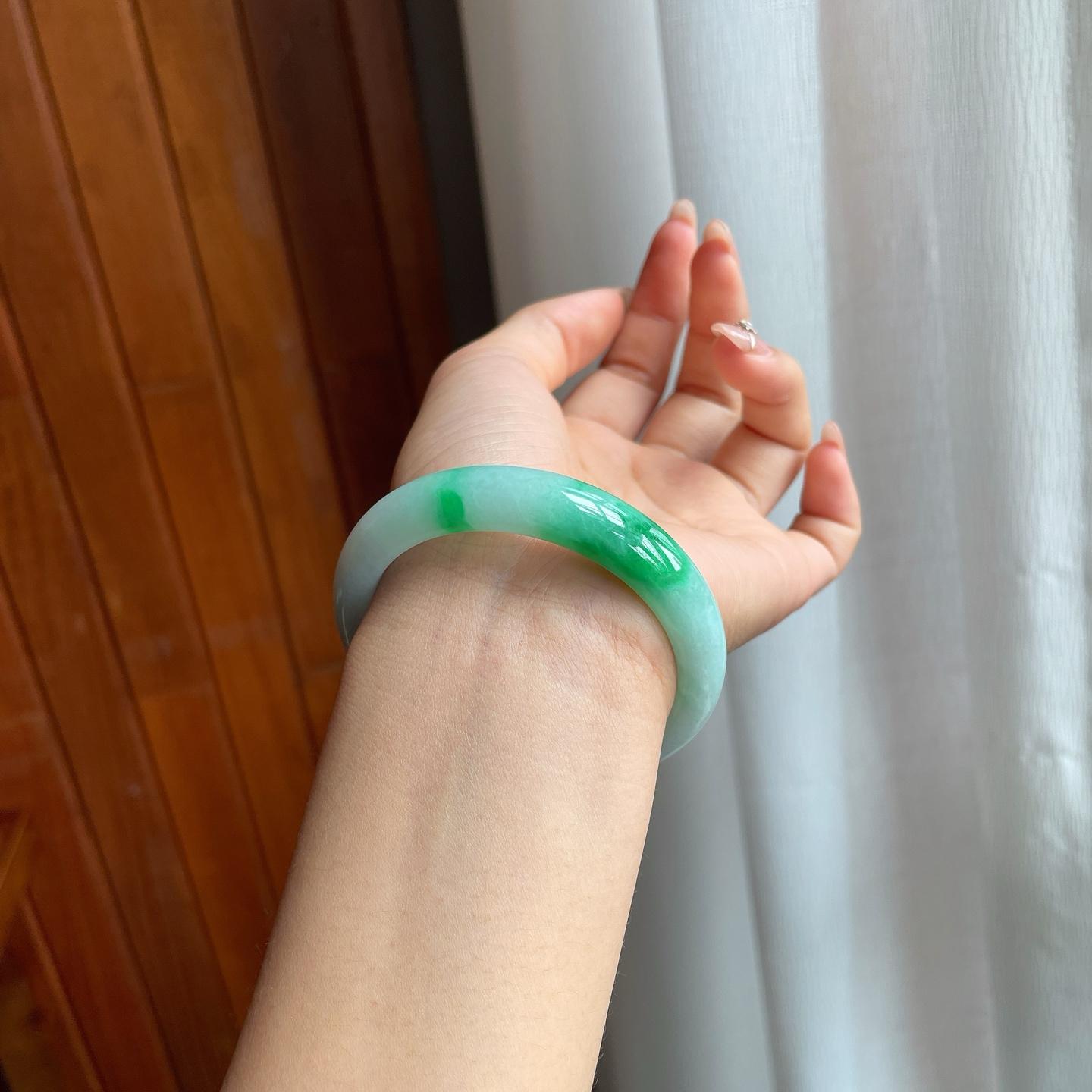 糯冰种带色翡翠平安镯（52mm）