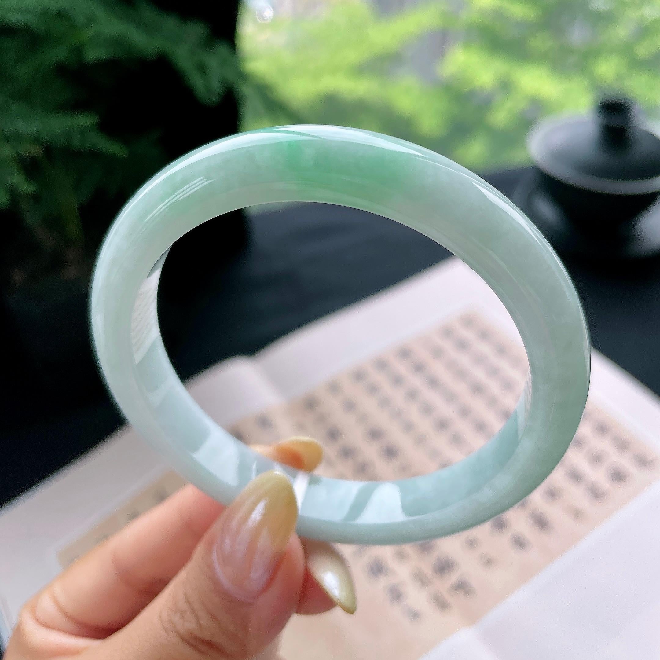 大圈口 细糯种飘绿正圈平安镯60.3圈 天然缅甸A货翡翠（yc473054）