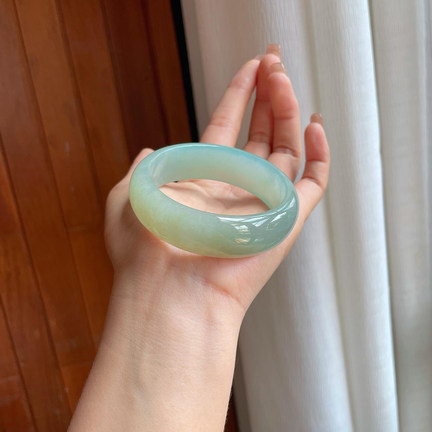 糯冰晴底宽版翡翠平安镯（55.7mm）（yc373870）