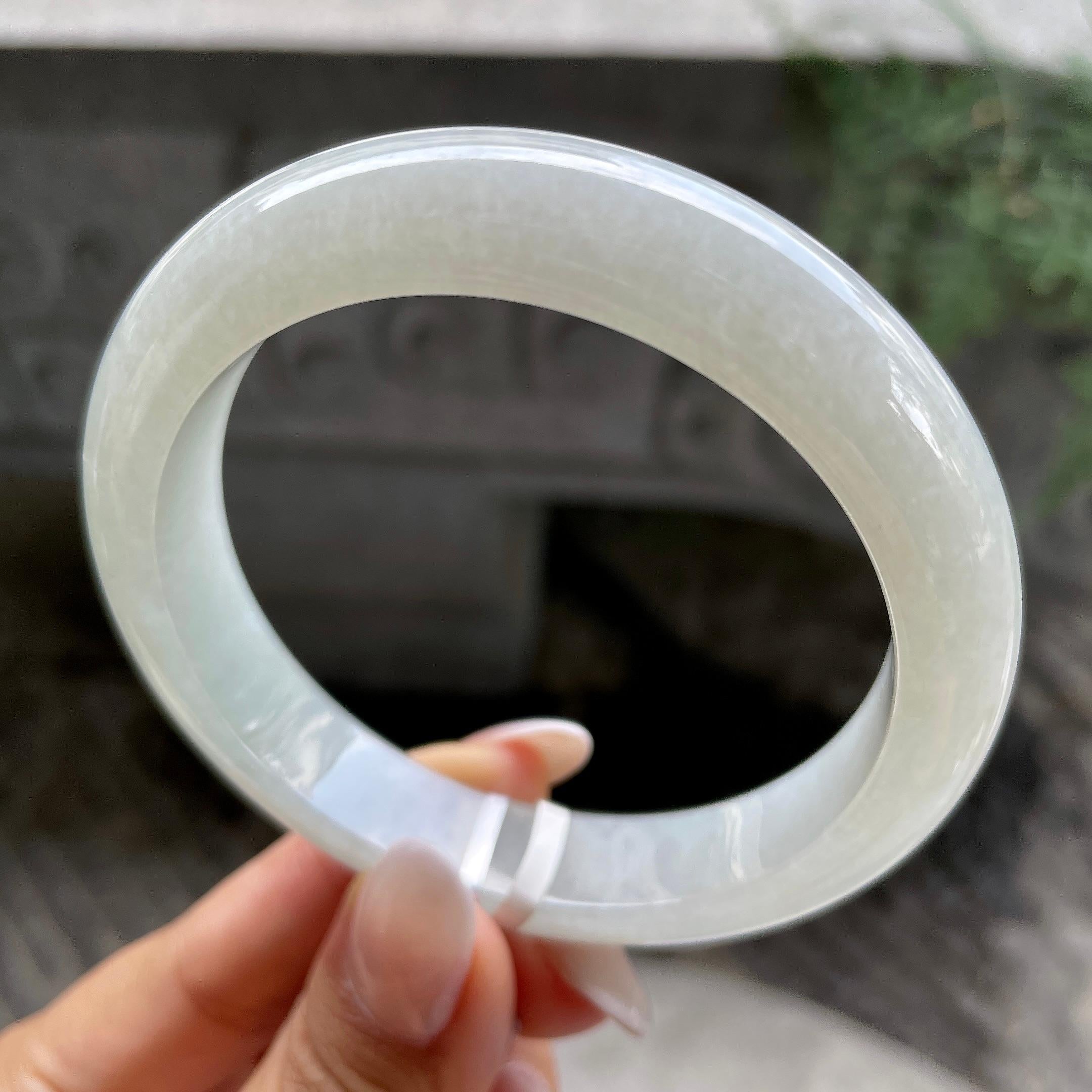 大圈口   细糯种细糯种带底色正圈平安镯   58.9圈     天然缅甸A货翡翠（yc407887）