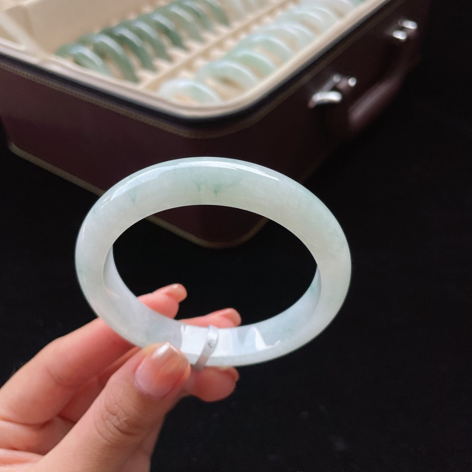 糯种白底飘花正圈翡翠手镯（57.7mm）（yc018716）
