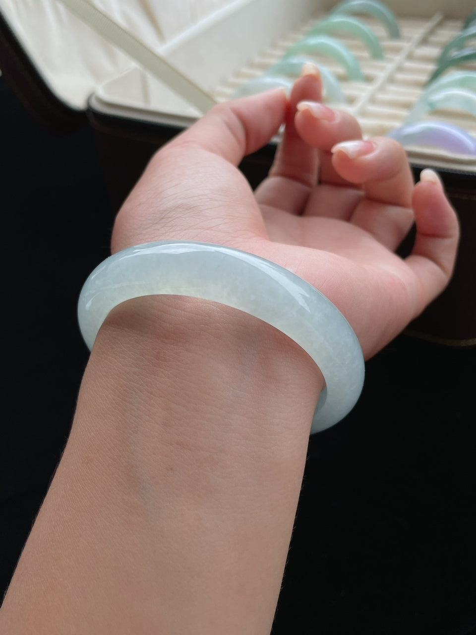 冰种带有淡淡的蓝味正圈翡翠手镯（57mm）