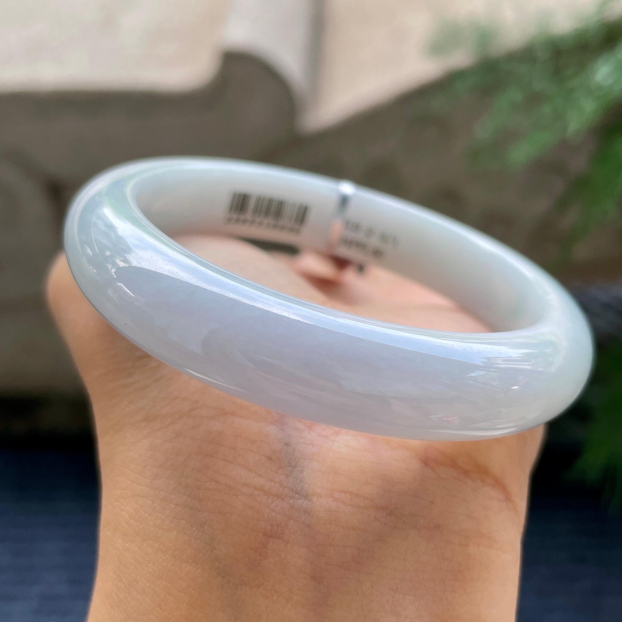 大圈口    细糯种淡晴底正圈平安镯    59圈    天然缅甸A货翡翠（yc416452）