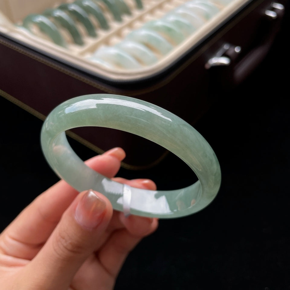 糯冰湖水绿贵妃翡翠手镯（56.3mm）（yc017402）