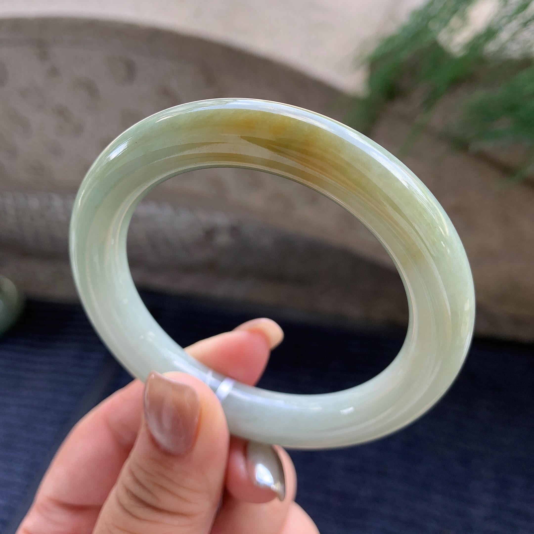 糯种黄翡圆条手镯  55.5圈口  天然缅甸A货翡翠（yc424751）