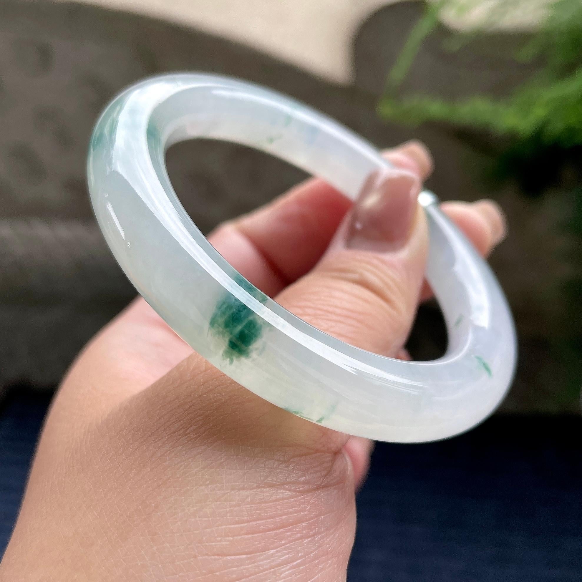 糯冰种飘蓝绿花圆条手镯55圈口   天然缅甸A货翡翠（yc350665）