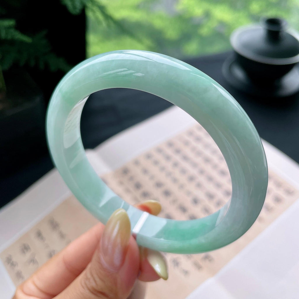 大圈口 细糯种晴底飘绿正圈平安镯60.2圈 天然缅甸A货翡翠（yc473057）