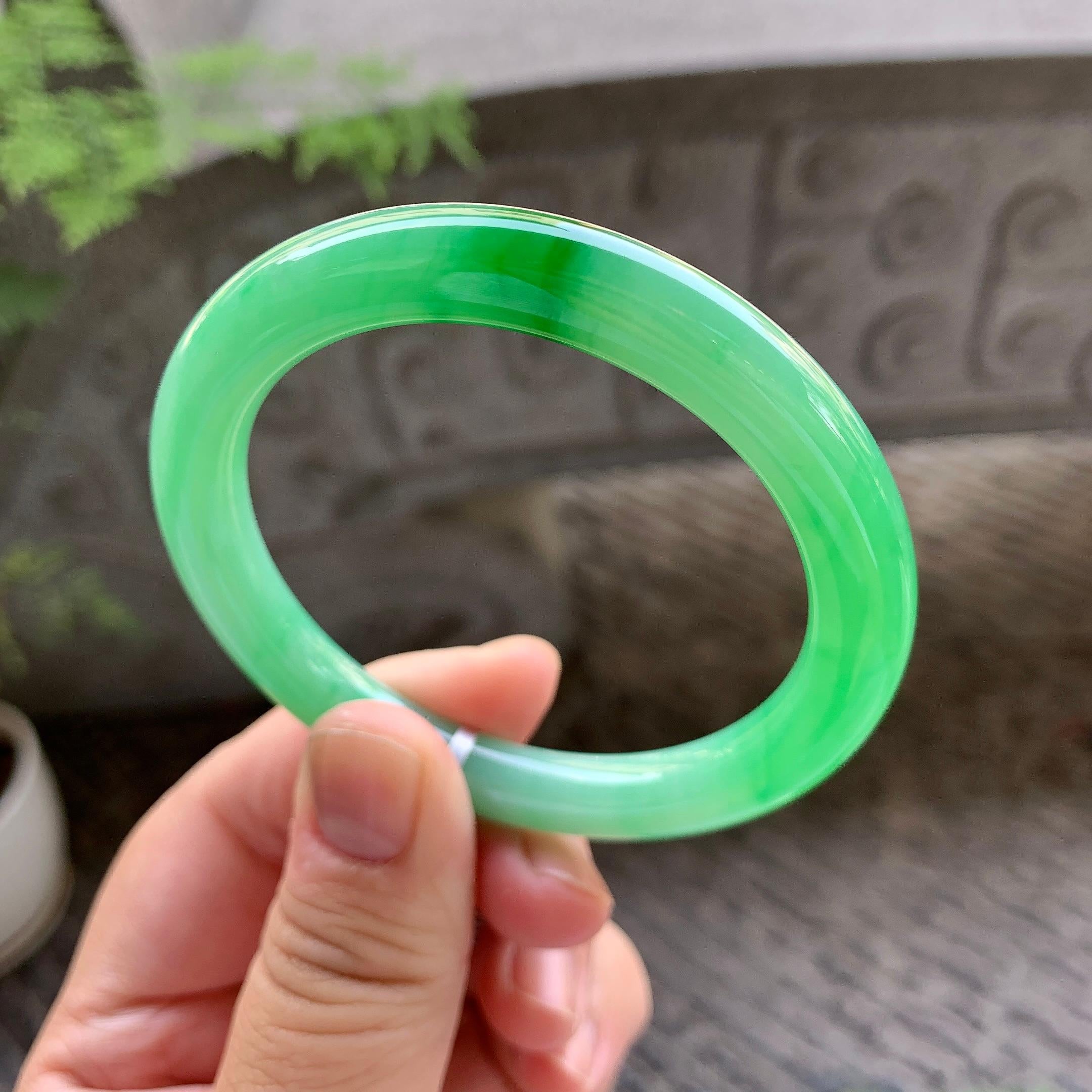 细糯种飘阳绿圆条手镯（54mm）