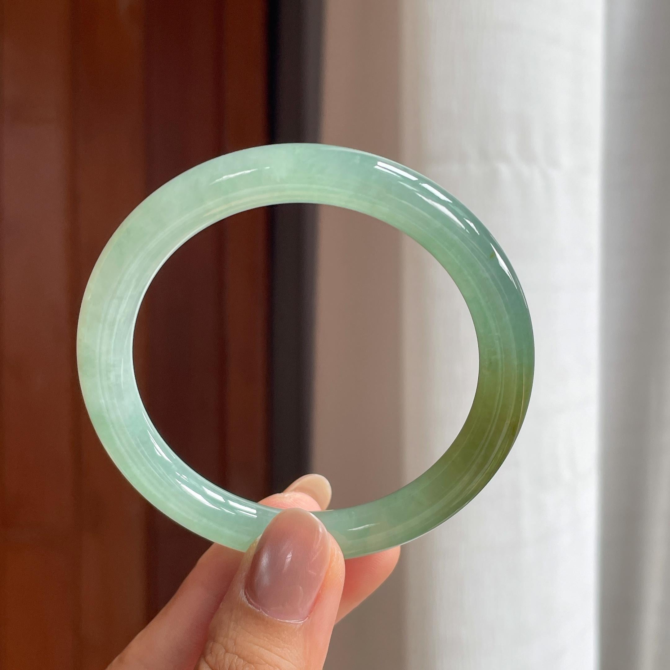 冰种晴底飘黄翡翠圆条手镯（55.2mm）（yc404806）