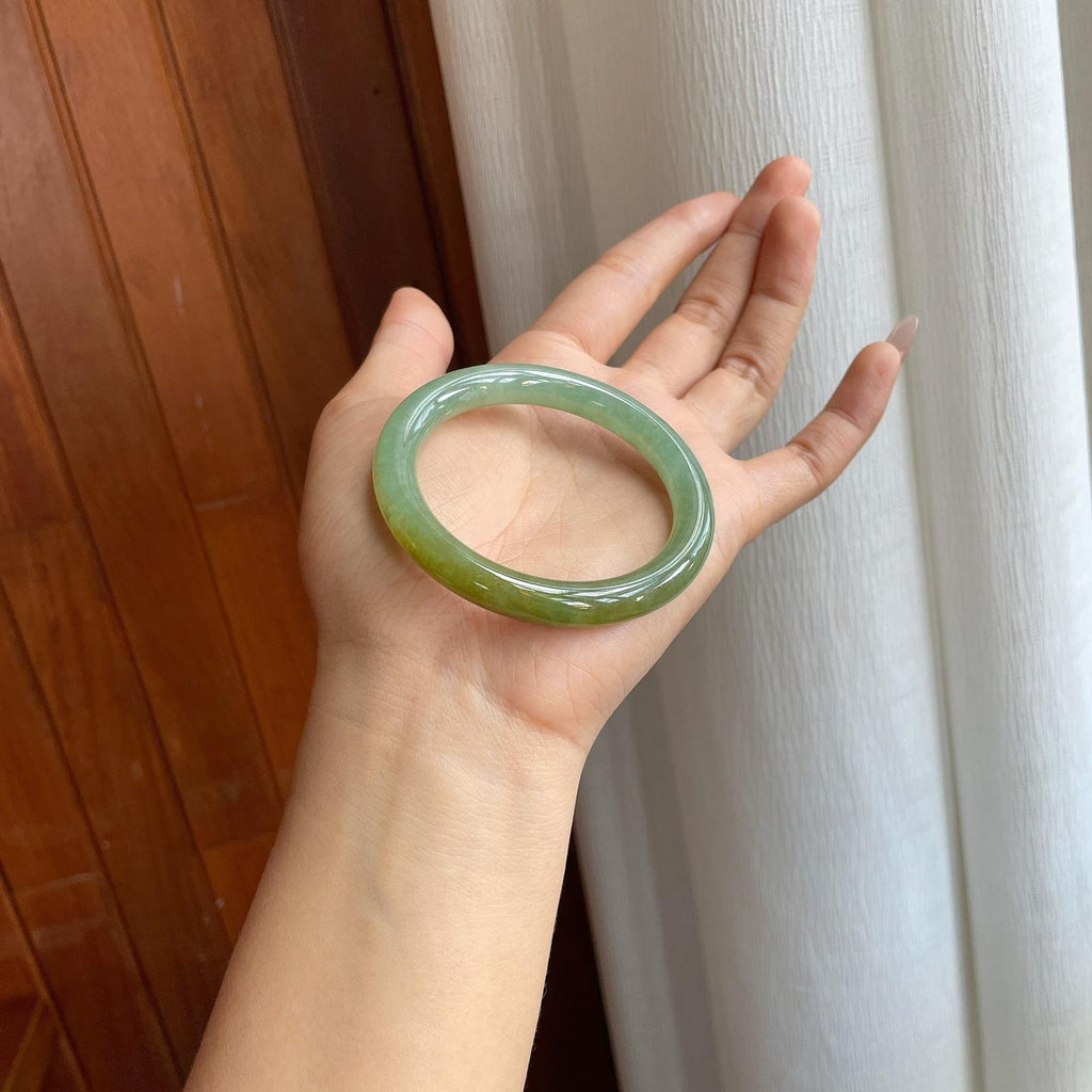 糯冰湖水绿带黄翡翠圆条手镯（52mm）（yc312924）