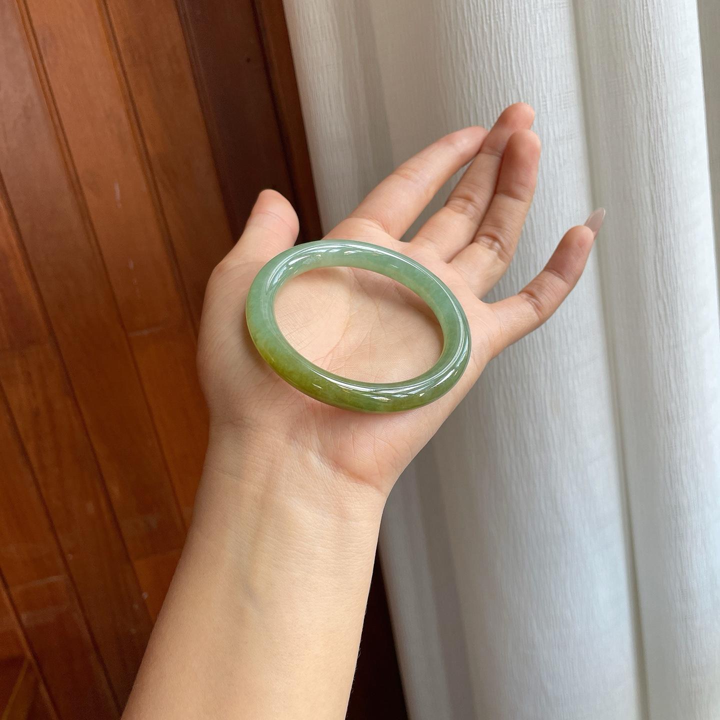 糯冰湖水绿带黄翡翠圆条手镯（52mm）（yc312924）