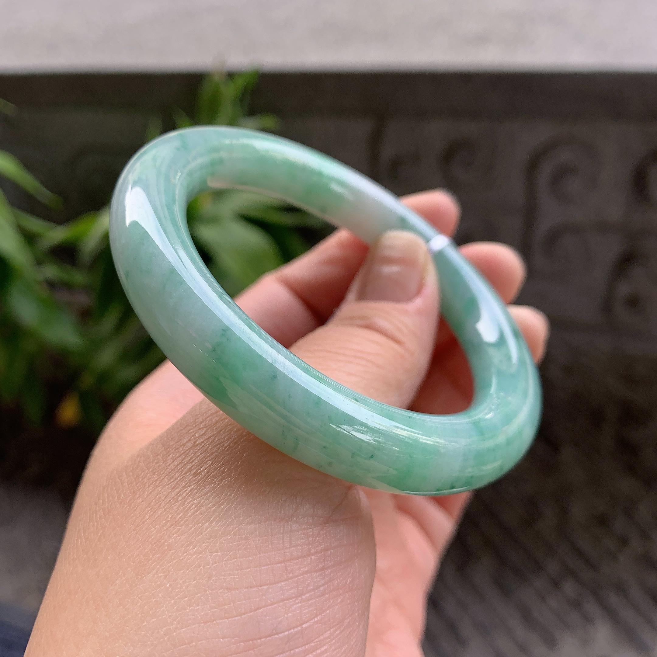 细糯种飘绿花圆条手镯55.7圈口 天然缅甸A货翡翠（yc332530）