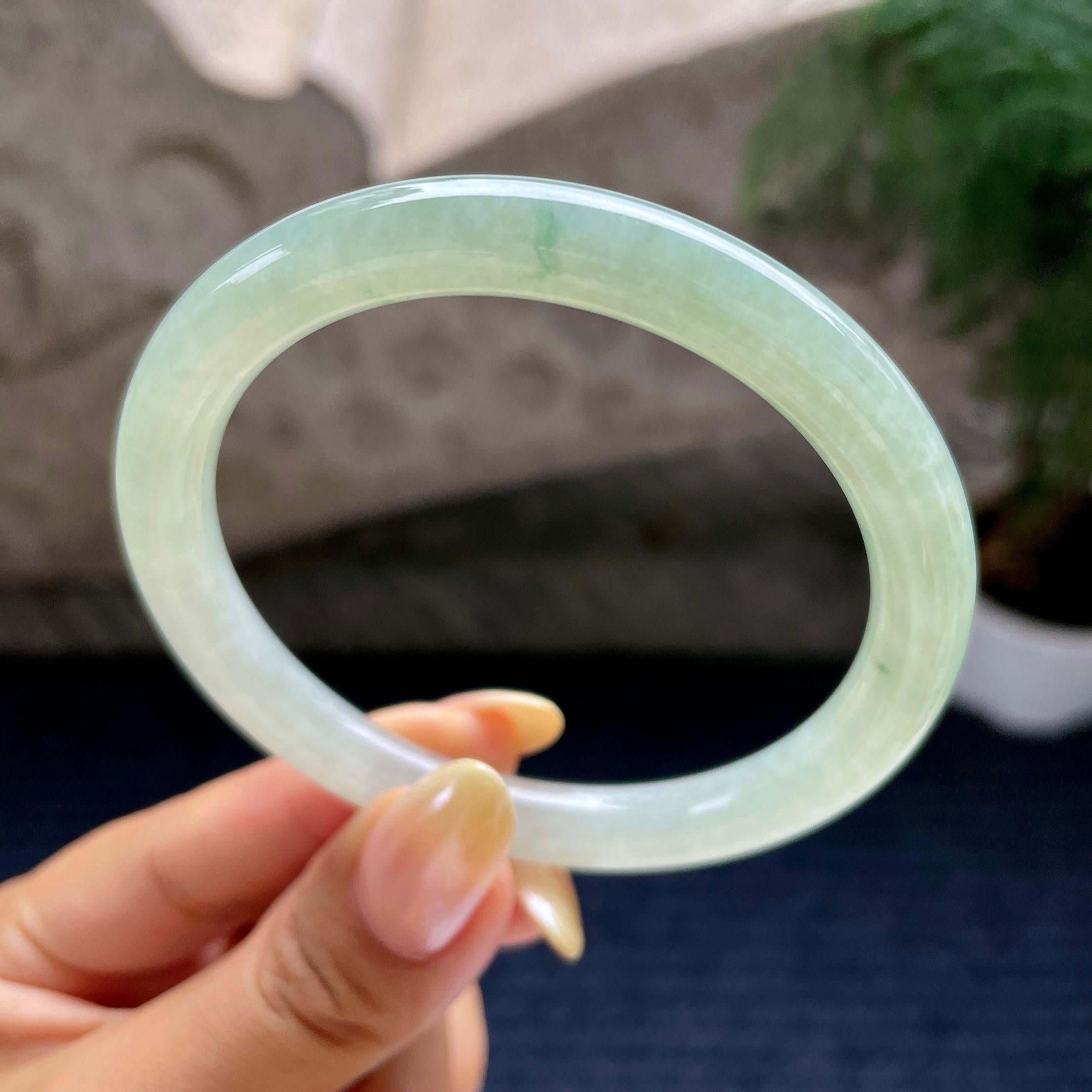细糯种晴底飘花圆条手镯57.7圈         天然缅甸A货翡翠（yc460732）