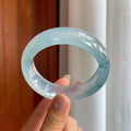 冰玻种飘蓝花宽版翡翠手镯（57.5mm）（yc402747）