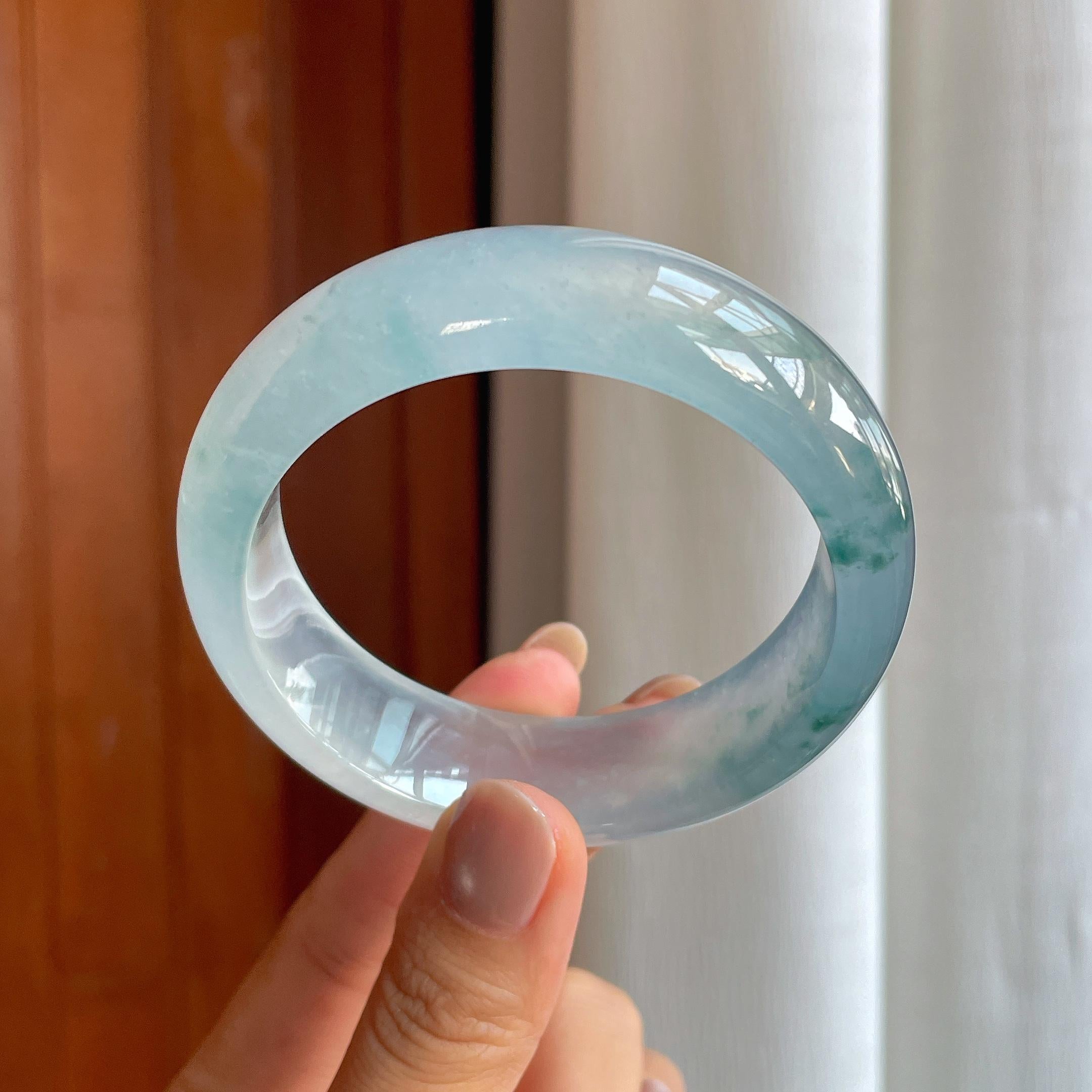 冰玻种飘蓝花宽版翡翠手镯（57.5mm）（yc402747）