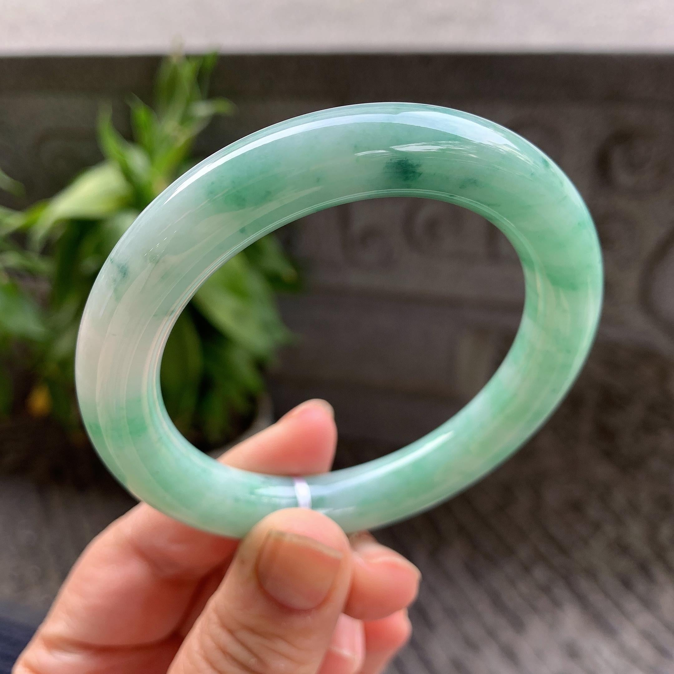 细糯种飘绿花圆条手镯55.7圈口 天然缅甸A货翡翠（yc332530）