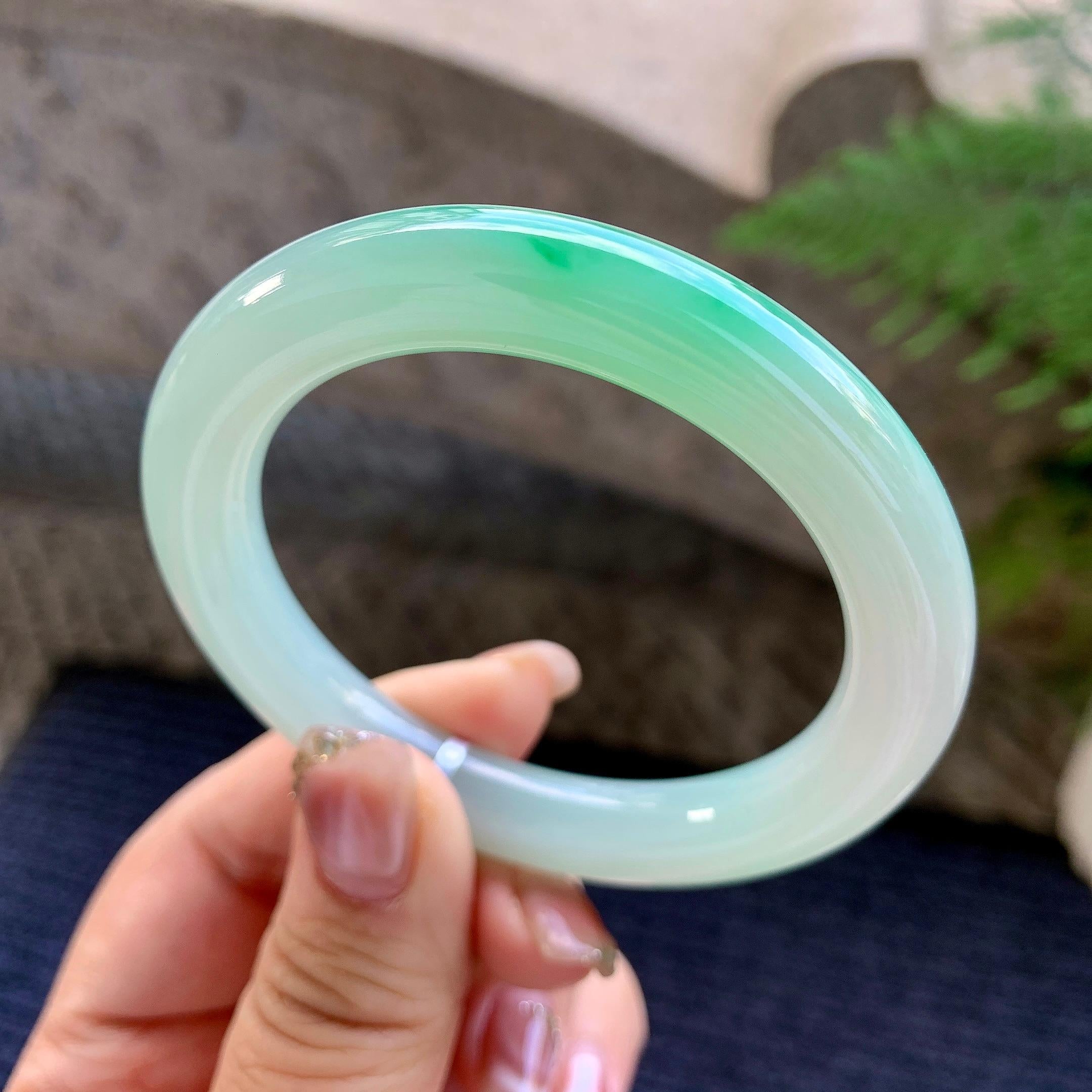 细糯种飘绿圆条手镯（53mm）（yc290108）