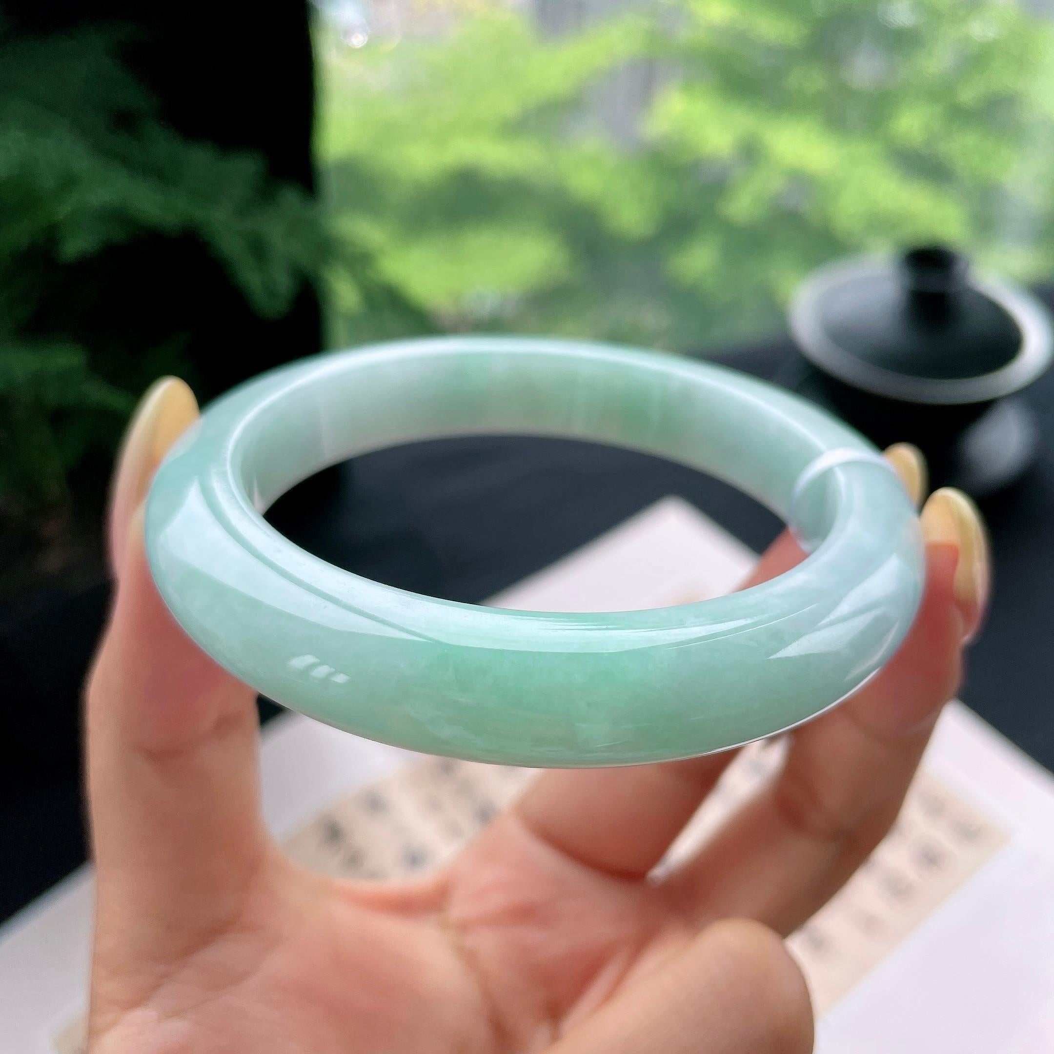 大圈口 细糯种晴底飘绿正圈平安镯60.2圈 天然缅甸A货翡翠（yc473057）