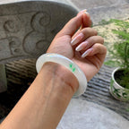 糯冰种飘绿圆条手镯（55.4mm）