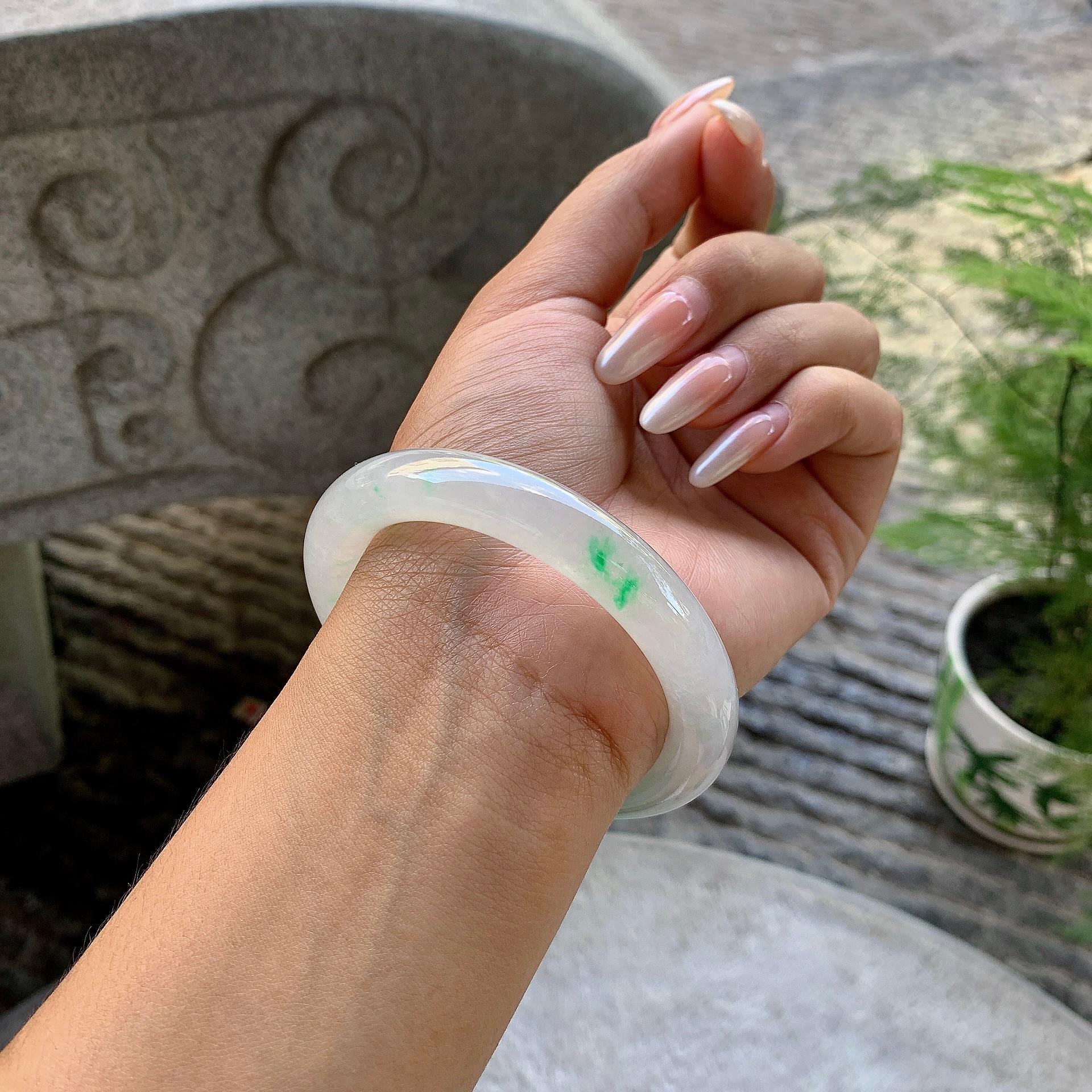 糯冰种飘绿圆条手镯（55.4mm）