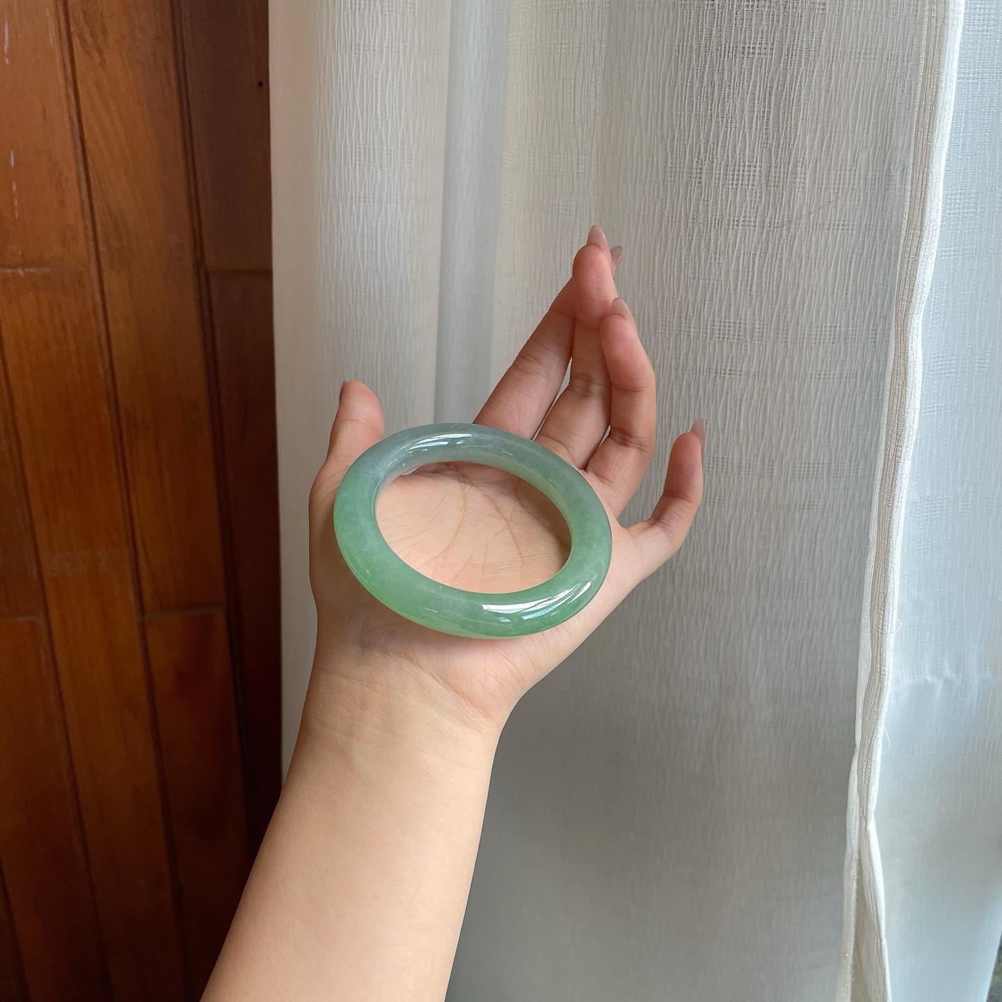 糯冰湖水绿翡翠圆条手镯（55.8mm）（yc284557）