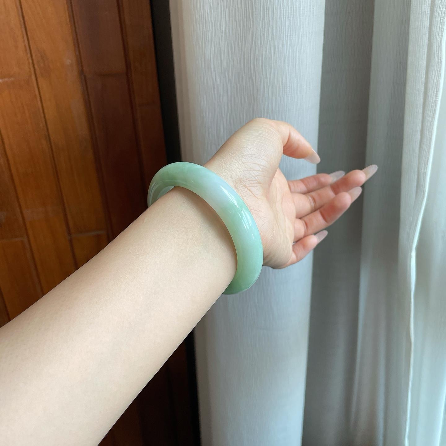 糯冰晴底翡翠平安镯（58.2mm）（yc282588）