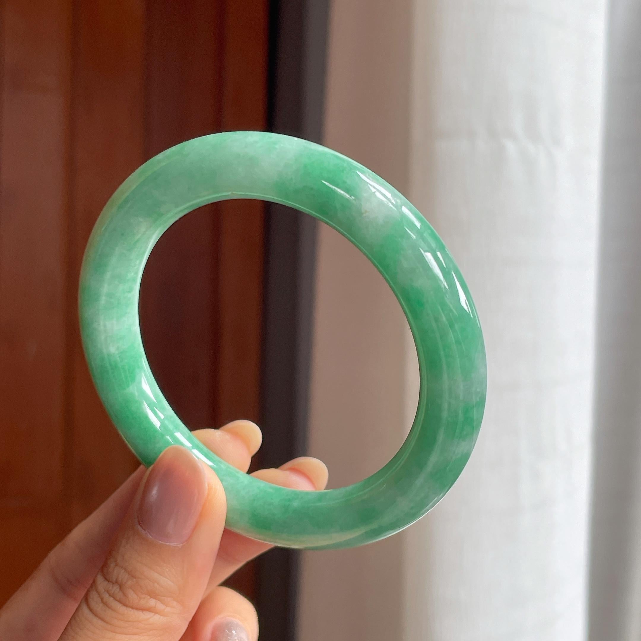 糯冰果绿翡翠圆条手镯（56mm）（yc423121）