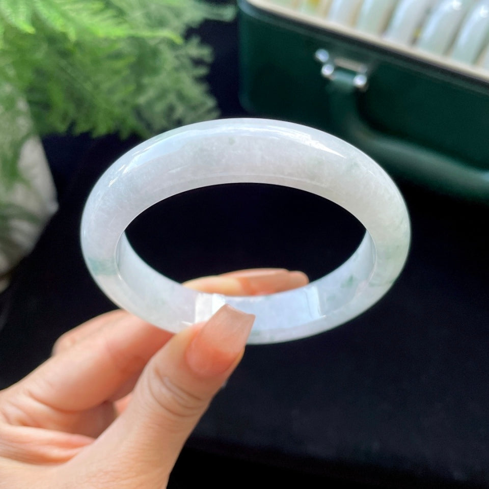 糯冰种春底飘花正圈翡翠手镯（56mm）（yc019404）