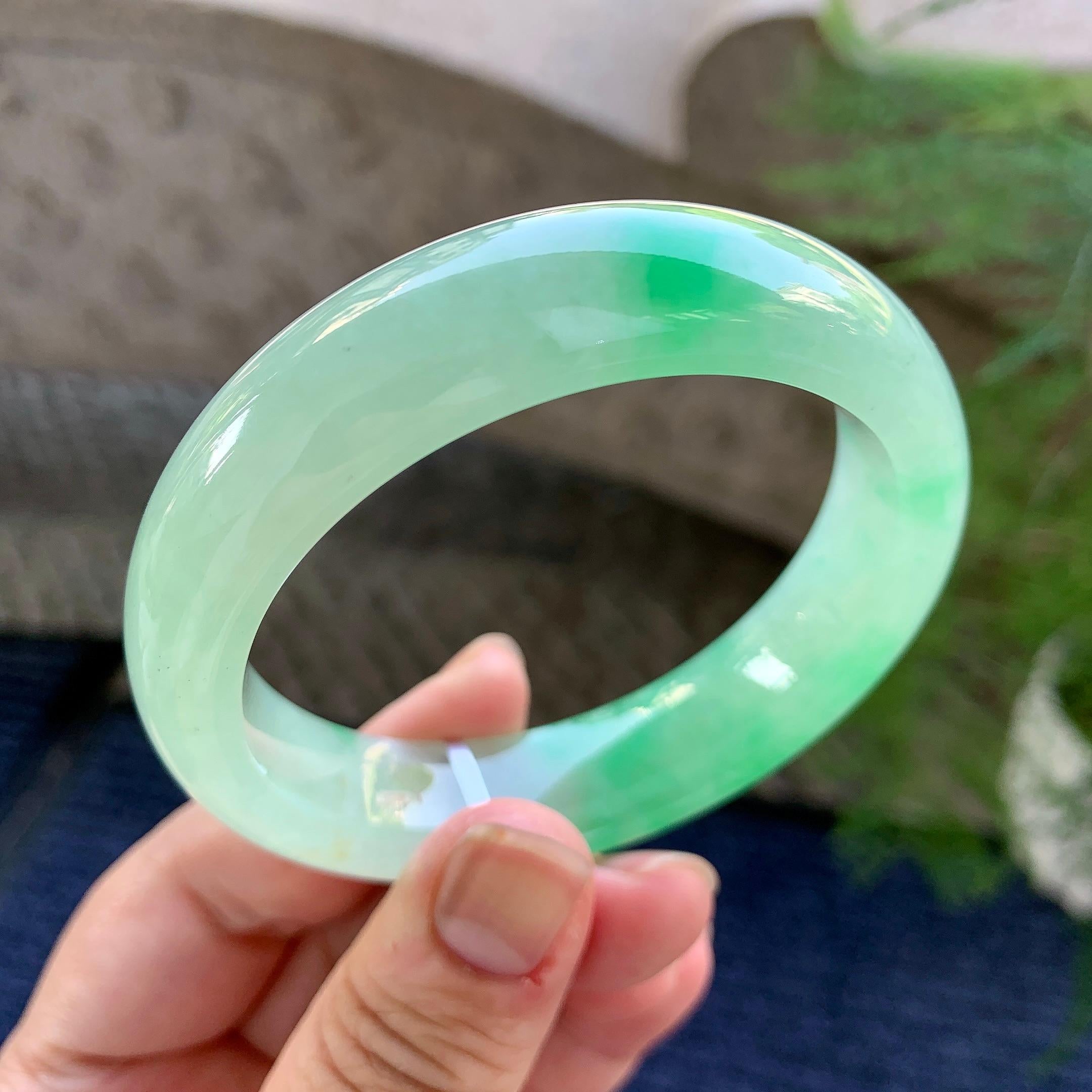 糯冰种飘绿宽版轮胎手镯（55.4mm）（yc249431）