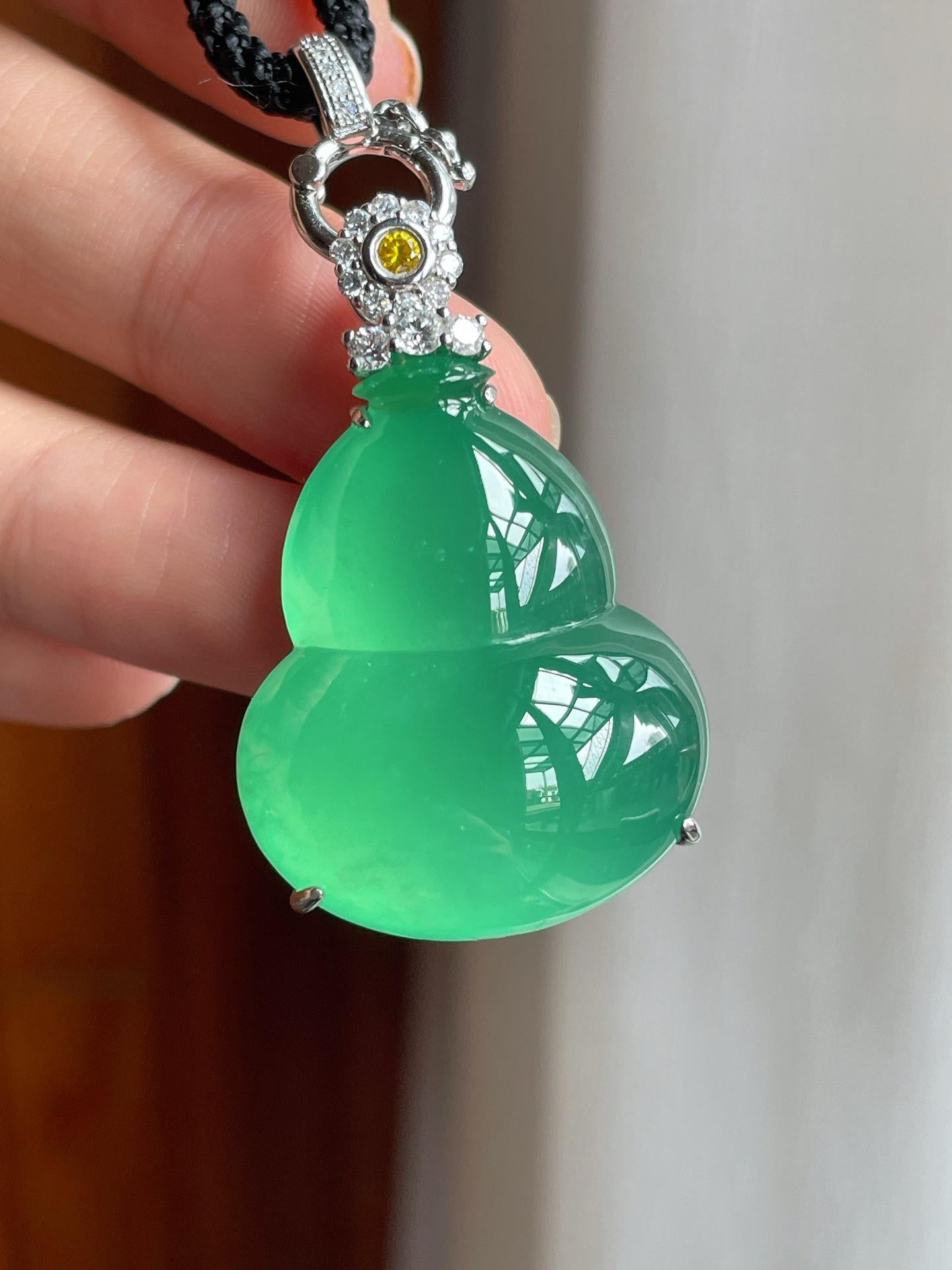 18k真金真钻镶冰种晴绿底翡翠葫芦（yc257816）