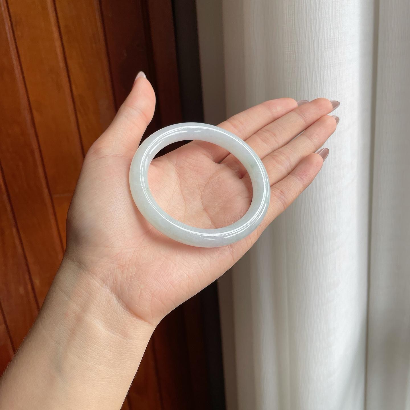 糯种淡底色圆条翡翠手镯（56.8mm）