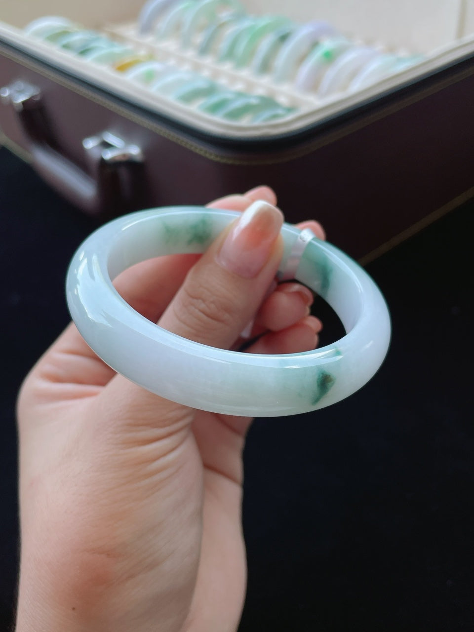 细糯种飘绿正圈翡翠手镯（55.5mm）（yc016644）