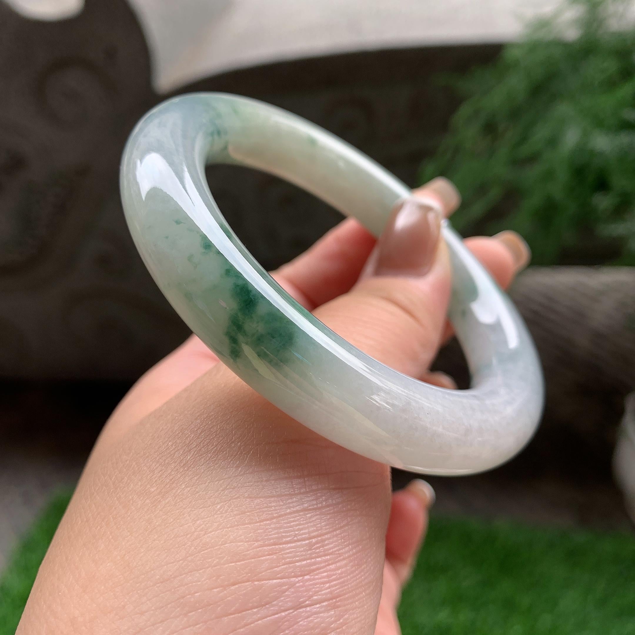 大圈口 细糯种飘绿花圆条手镯 58.8圈口 天然缅甸A货翡翠（yc383132）