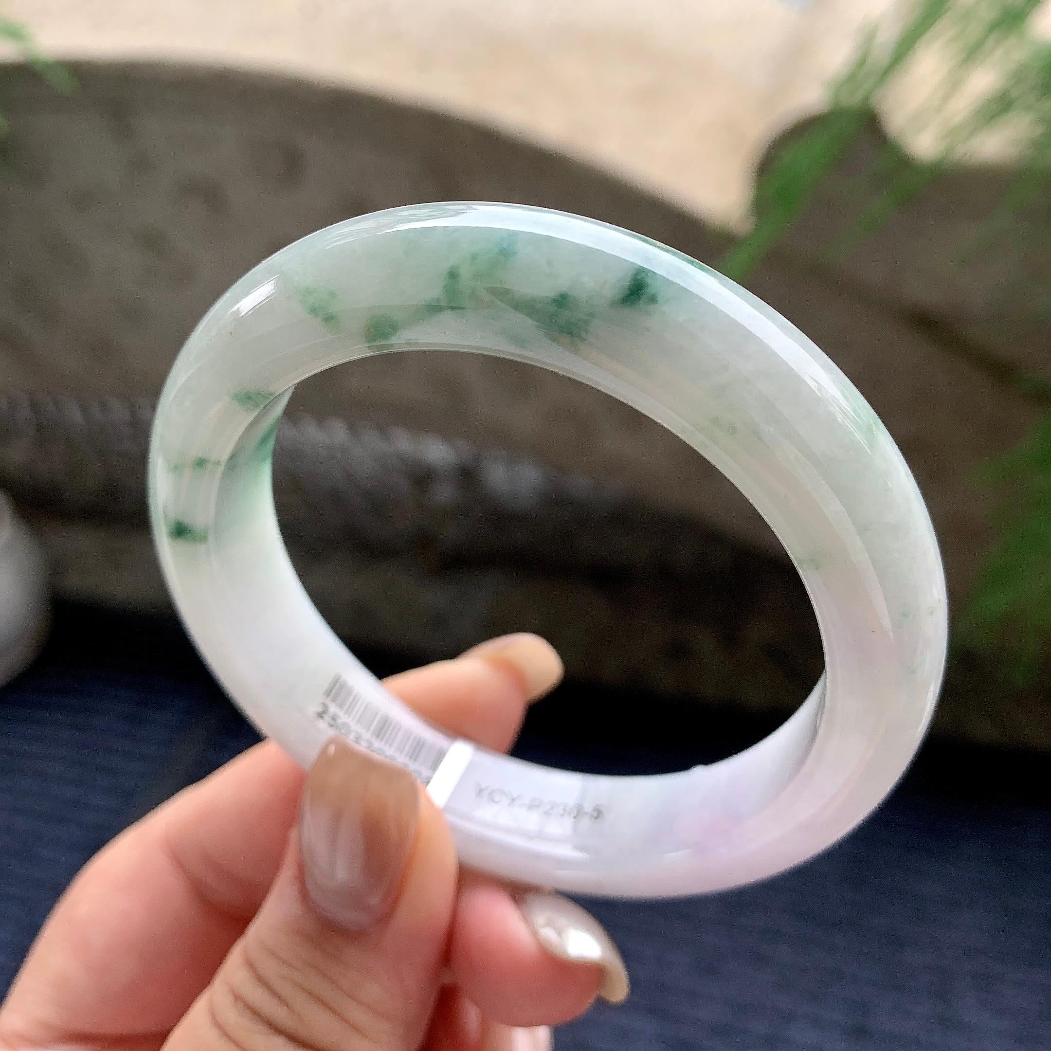 细糯种淡粉底飘绿花正圈平安镯  55.7圈口  天然缅甸A货翡翠（yc436254）