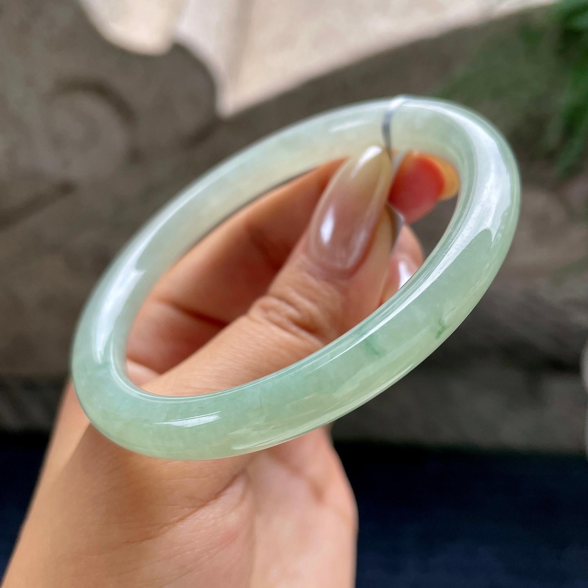 细糯种晴底飘花圆条手镯57.7圈         天然缅甸A货翡翠（yc460732）