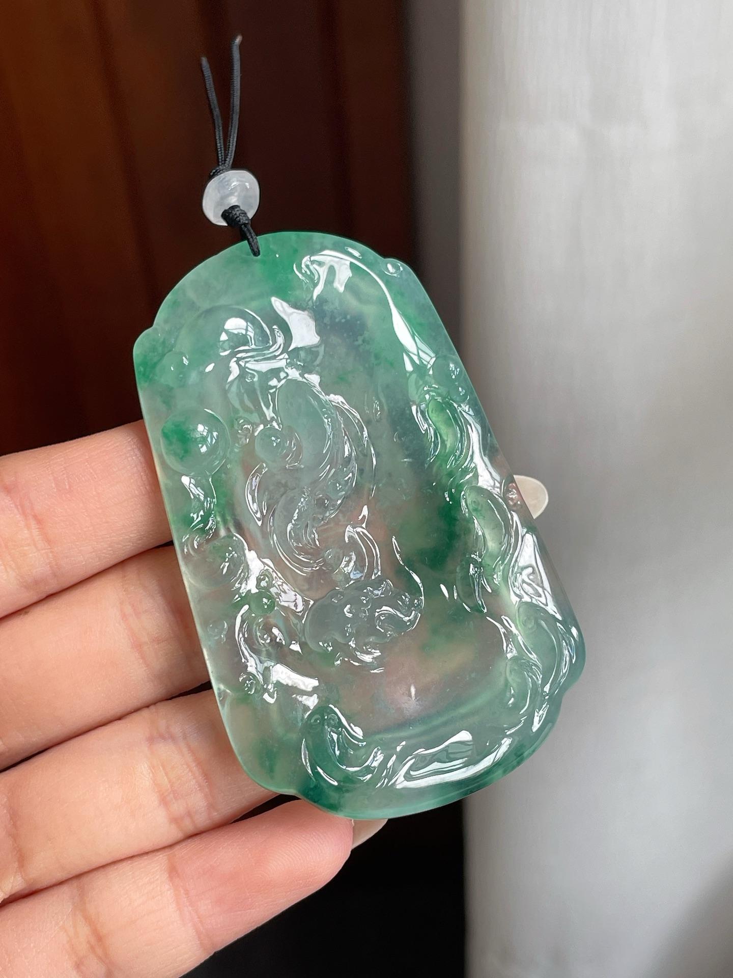 冰种飘绿花翡翠力争上游挂件（yc204362）