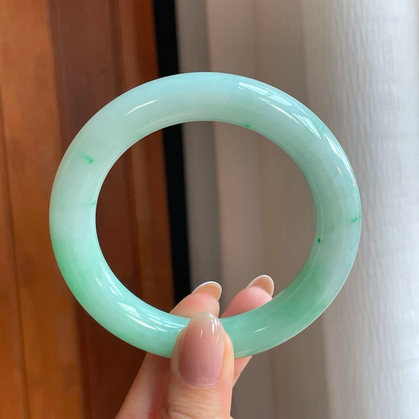 糯冰果绿翡翠圆条手镯（57mm)（yc373953）