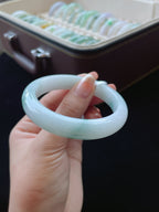 细糯种飘绿正圈翡翠手镯（55.5mm）（yc016644）