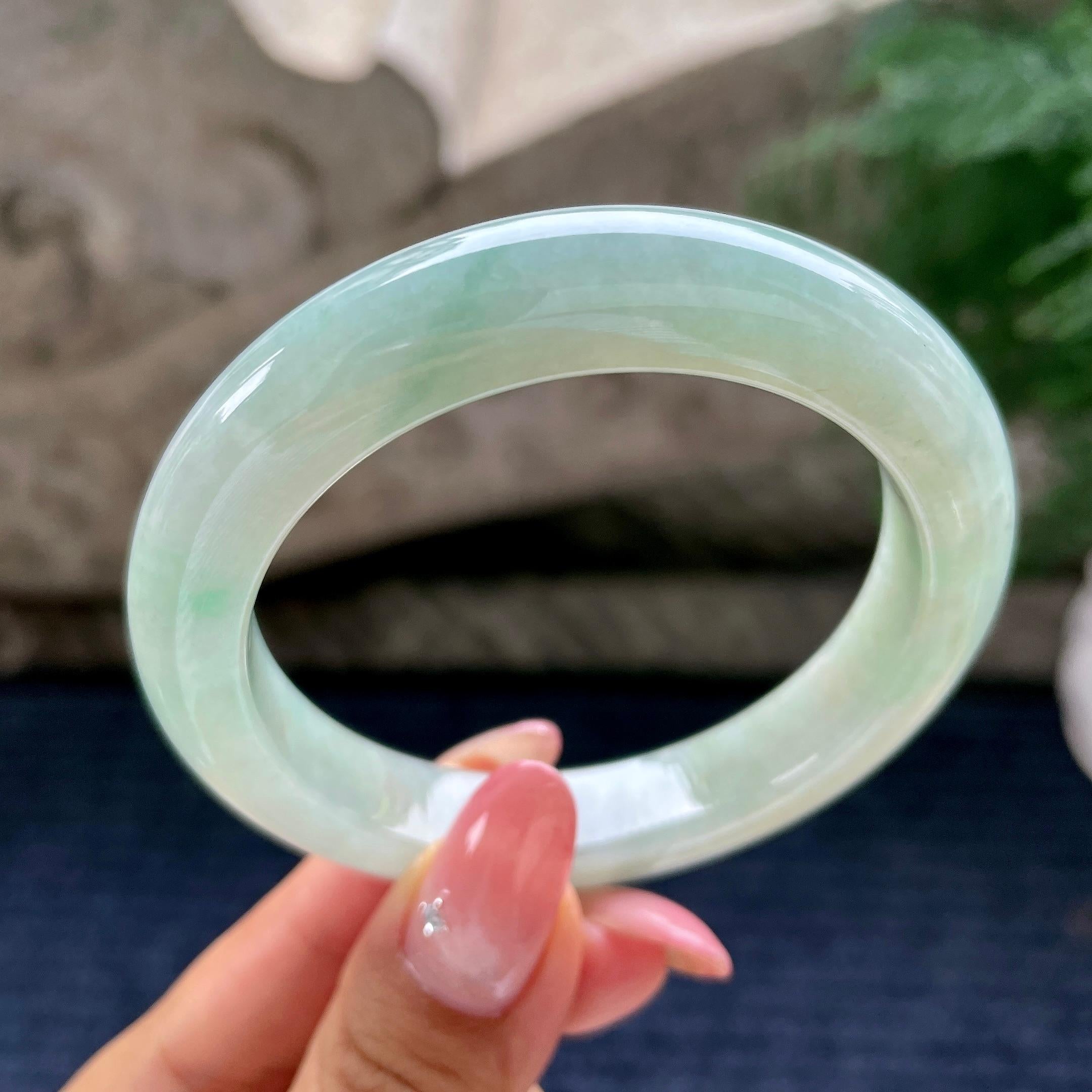 细糯种带底色飘花正圈平安镯55.7圈   天 然缅甸A货翡翠（yc441166）