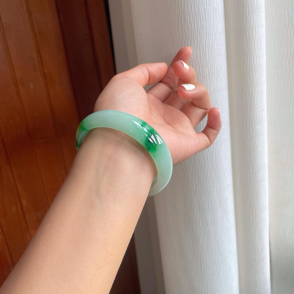 糯冰宽版飘绿花翡翠平安镯（60.5mm）（yc249150）