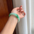 糯冰宽版飘绿花翡翠平安镯（60.5mm）（yc249150）