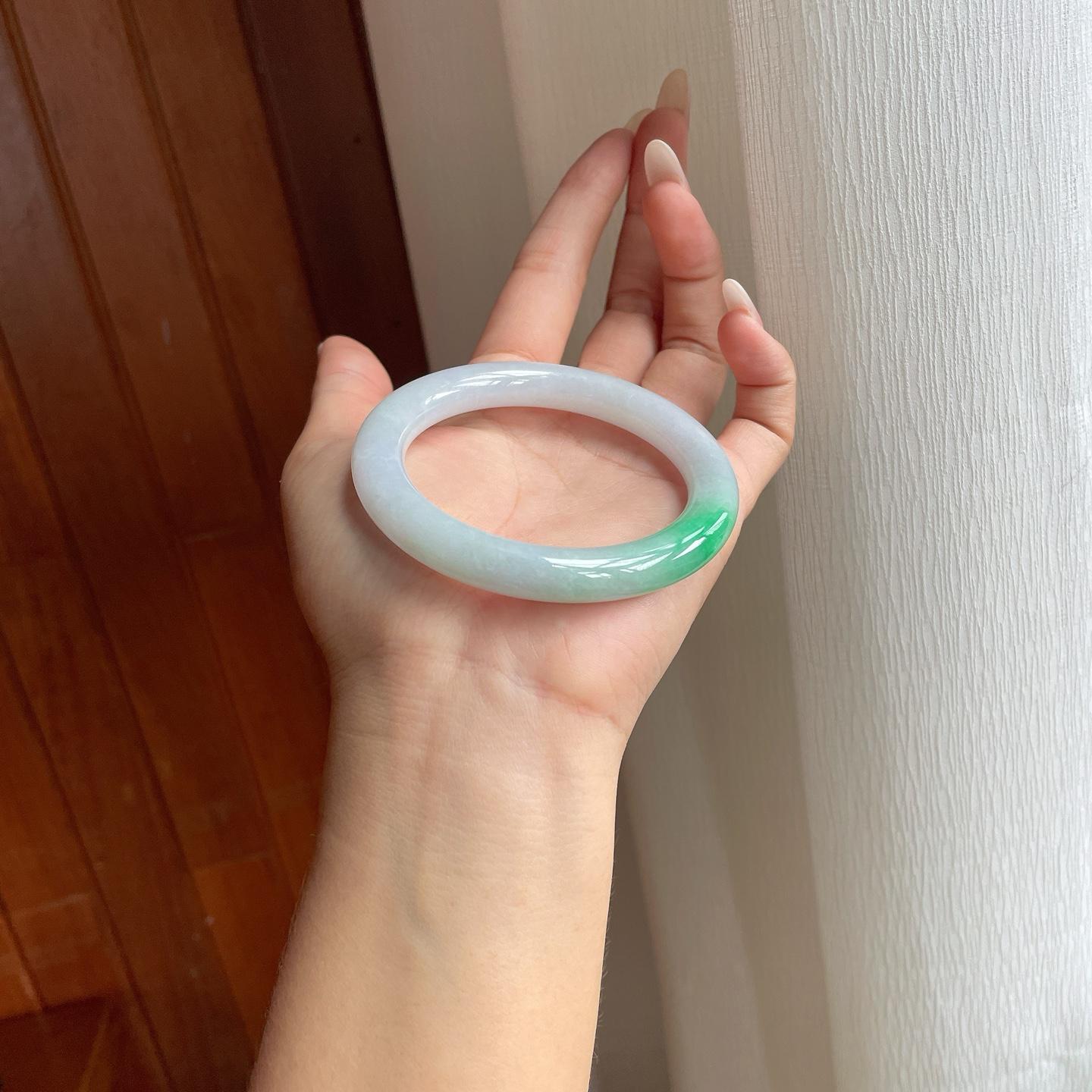 糯冰白底青翡翠圆条手镯（55.7mm）（yc263536）